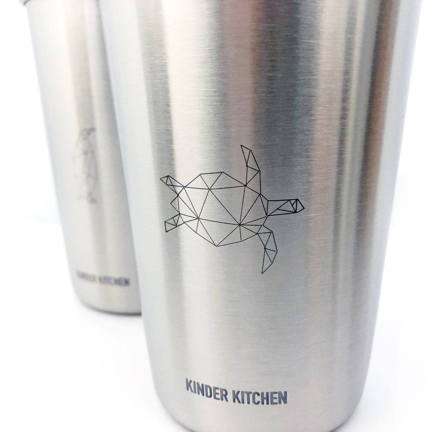 KiNDKiT Kinderbecher 500ml geometrische Tiermotive Gravur Detailansicht
