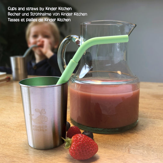 Kind trinkt aus KiNDKiT Edelstahl Becher 280ml Meerestiere