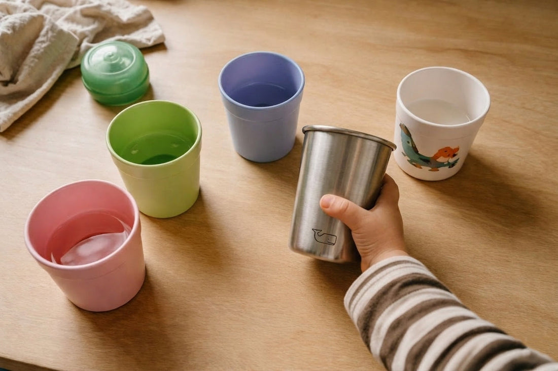 Kind greift nach Edelstahlbecher aus dem KiNDKiT 4er-Set