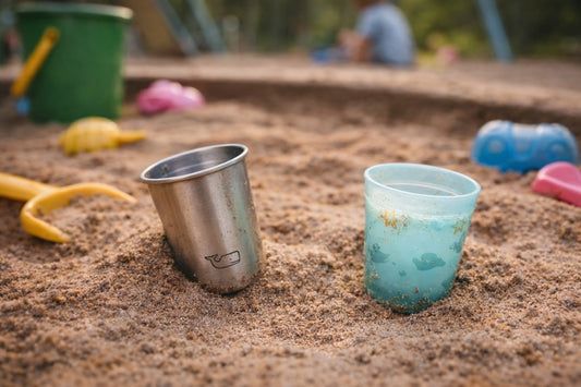 Edelstahl Becher im Sand 