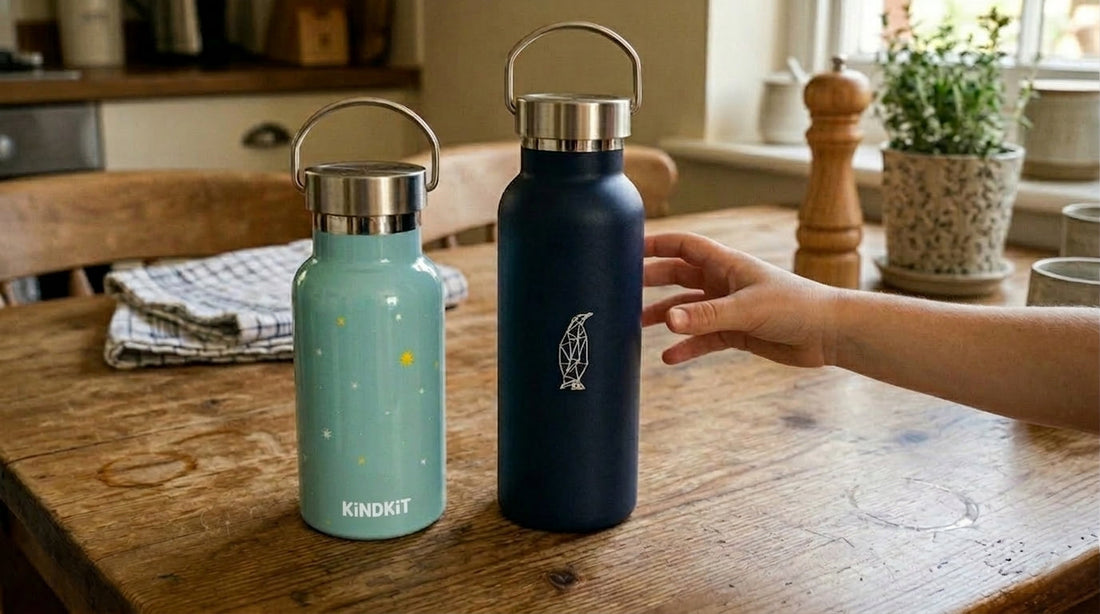 Der Bildname trifft genau den Moment den Eltern suchen — ein Kind das eine Flasche selbst nehmen kann. Das ist das zentrale Argument des Artikels und wird durch das Bild visuell bestätigt.